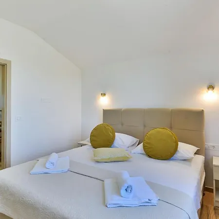Vila Luxury With Pool,jacuzzi And Sauna04 - By Ta Leut Agency